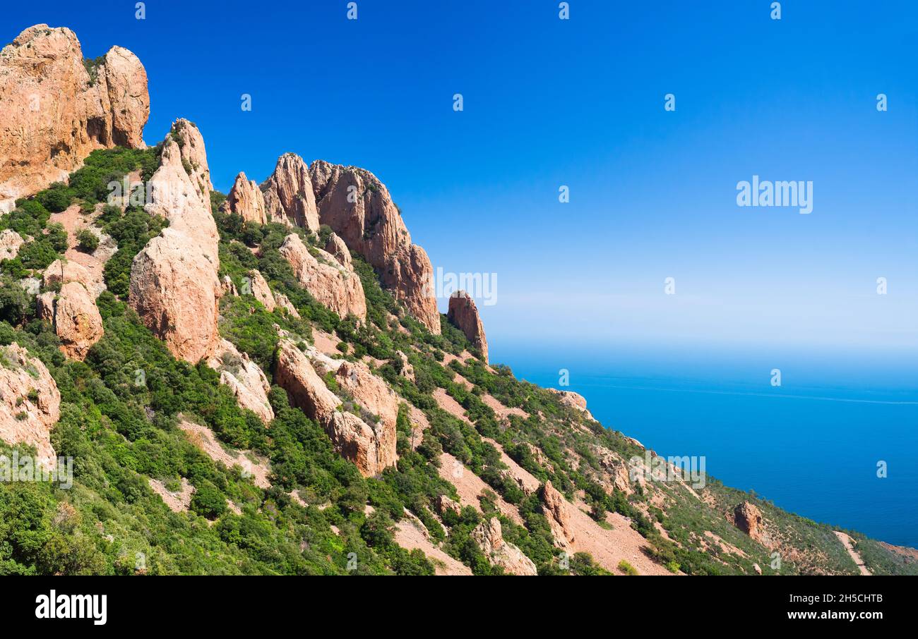 Panorama auf `l'Esterel` verstecktes Juwel in der Nähe von Cannes und Antibes. Blauer Himmel und mittelmeer. Stockfoto